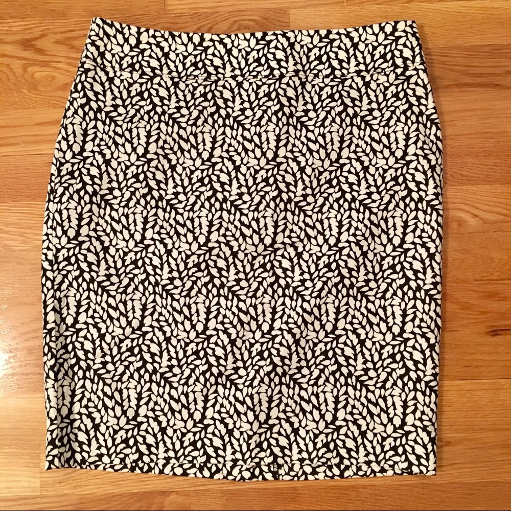 LOFT Black and White Leaf Print Pencil Skirt